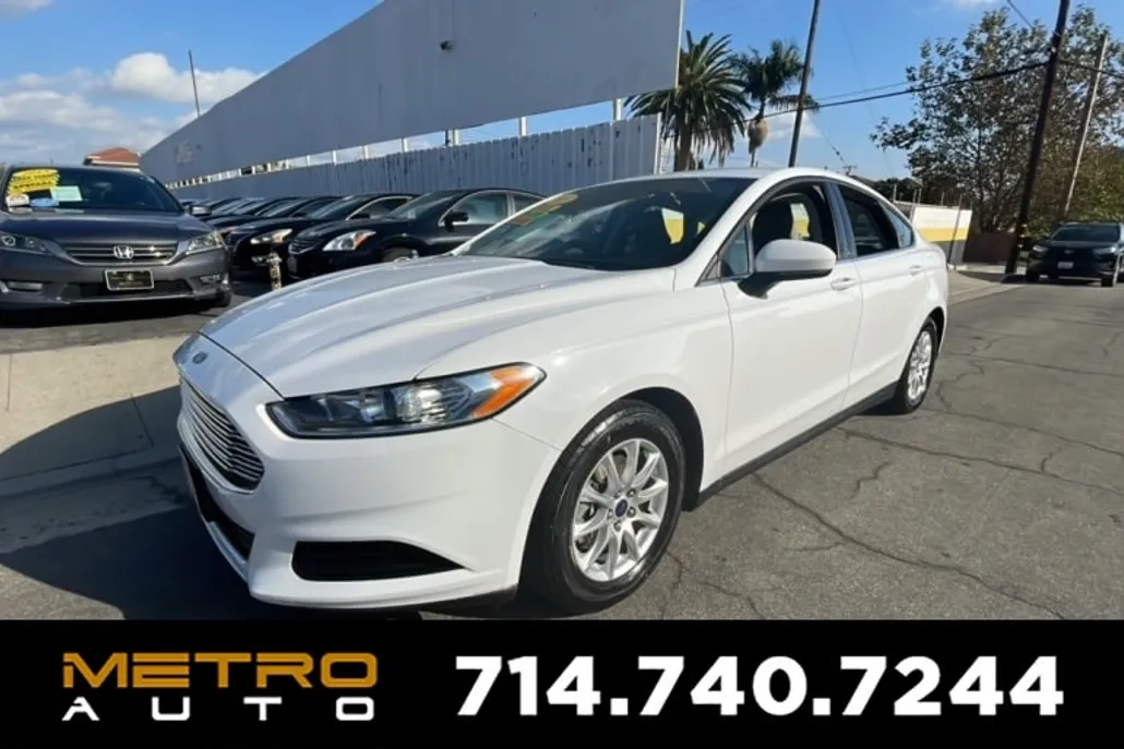 2016 Ford Fusion S photo 1