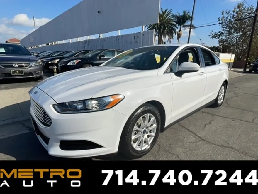 2016 Ford Fusion S photo 1