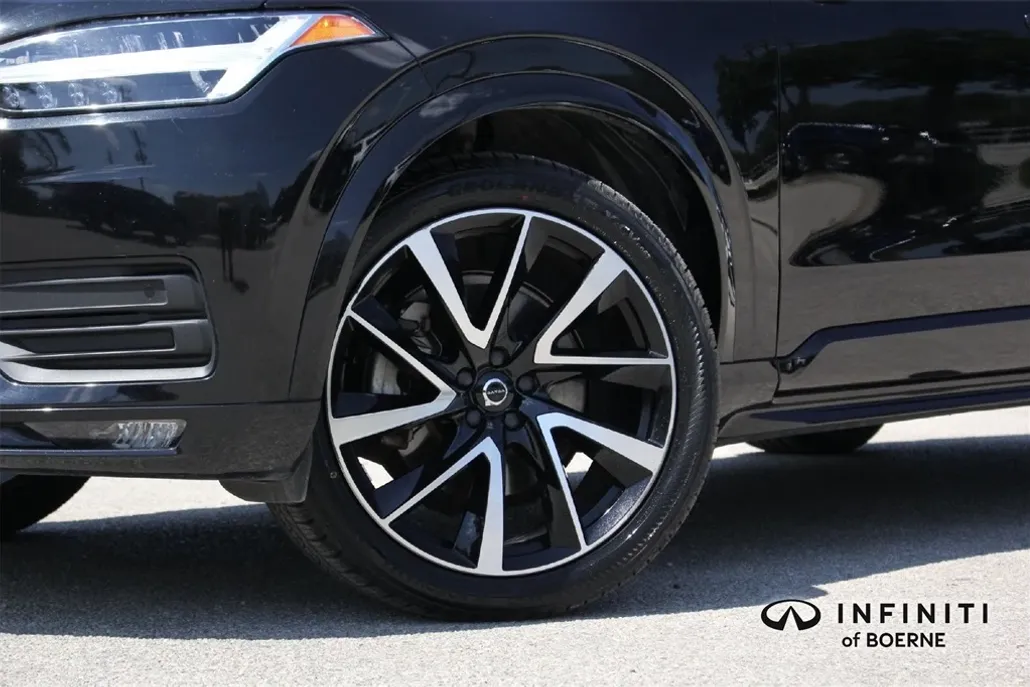 2022 Volvo XC90 Momentum photo 1