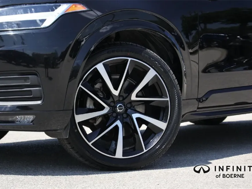 2022 Volvo XC90 Momentum photo 1