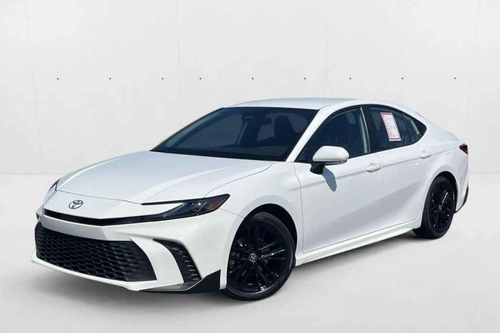 2025 Toyota Camry SE photo 1