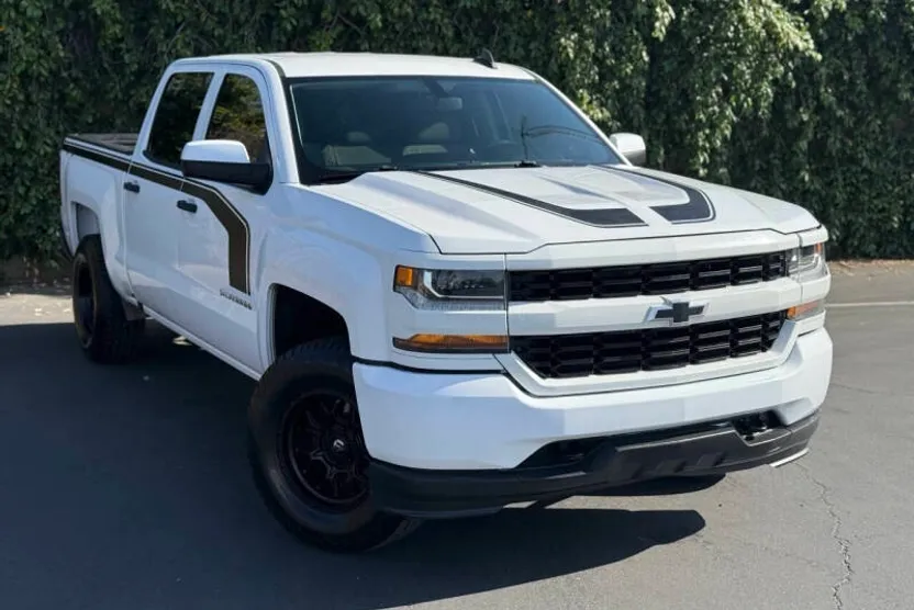 2018 Chevrolet Silverado 1500 Custom photo 1