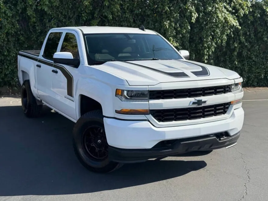 2018 Chevrolet Silverado 1500 Custom photo 1