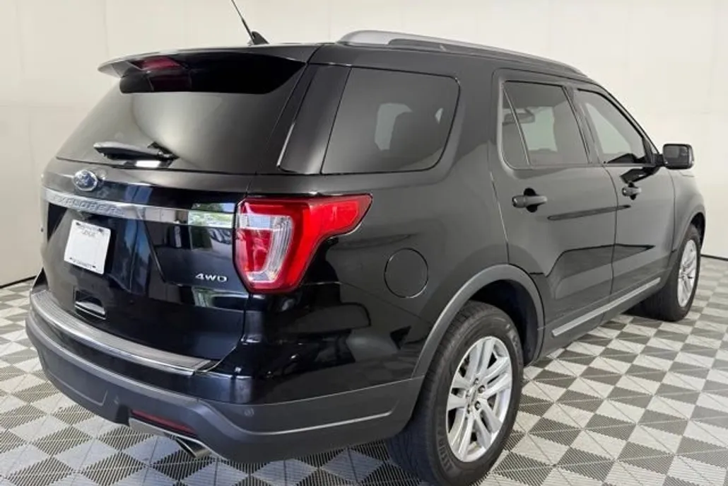 2018 Ford Explorer XLT photo 1