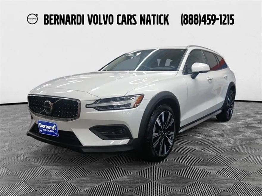 2024 Volvo V60 Cross Country Ultimate photo 1
