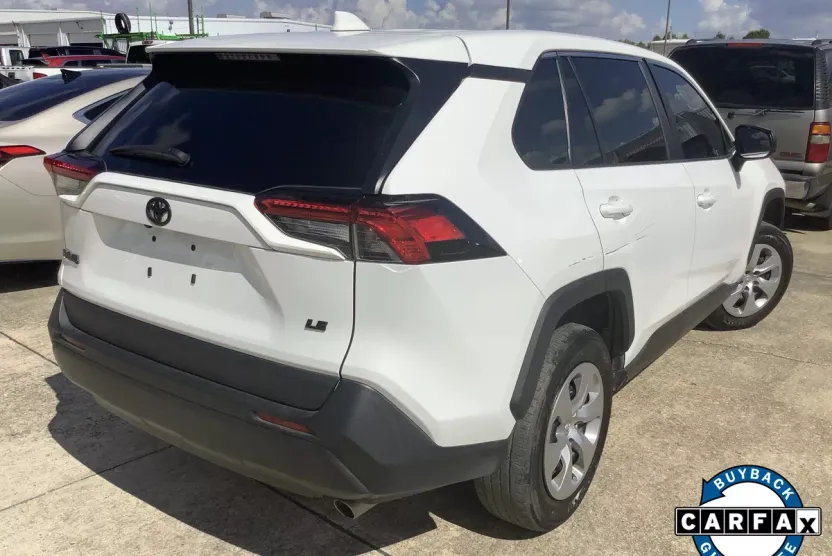 2022 Toyota RAV4 LE photo 1