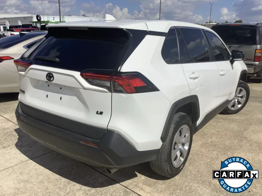 2022 Toyota RAV4 LE photo 1