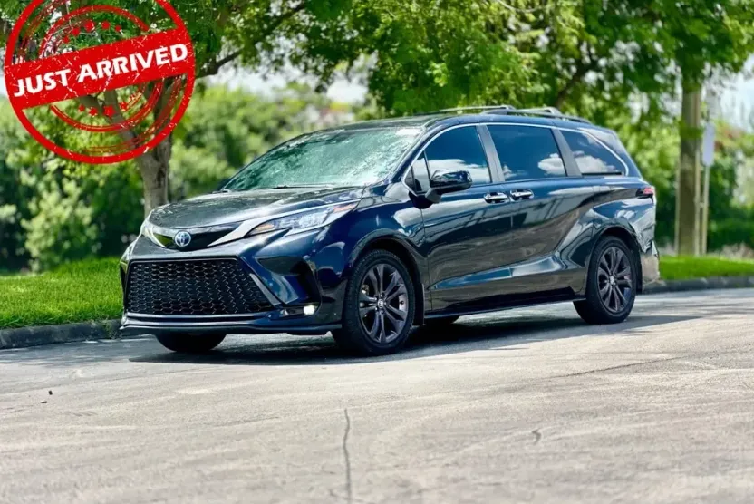 2022 Toyota Sienna XSE photo 1