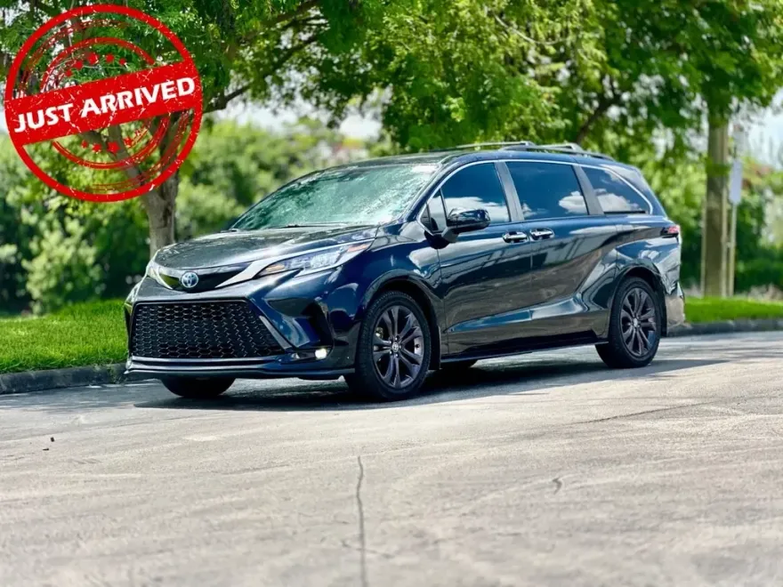 2022 Toyota Sienna XSE photo 1