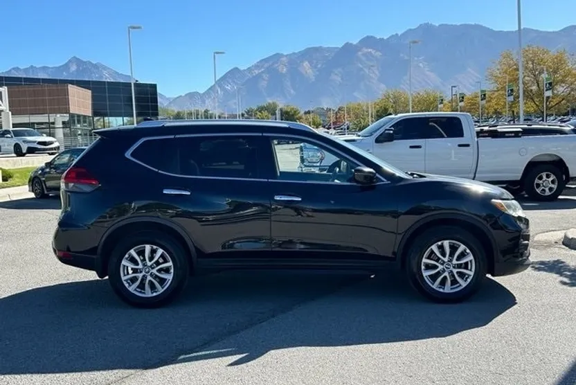 2017 Nissan Rogue SV photo 1