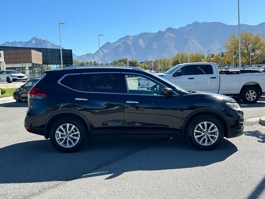2017 Nissan Rogue SV photo 1