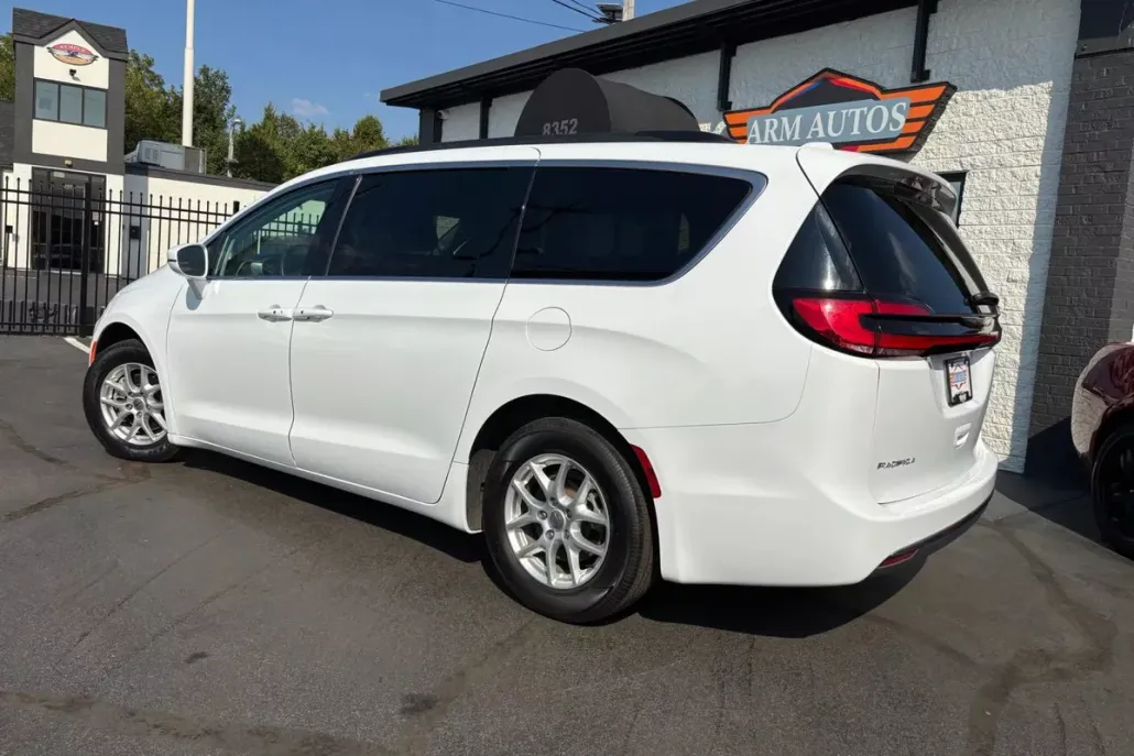 2022 Chrysler Pacifica Touring L photo 1