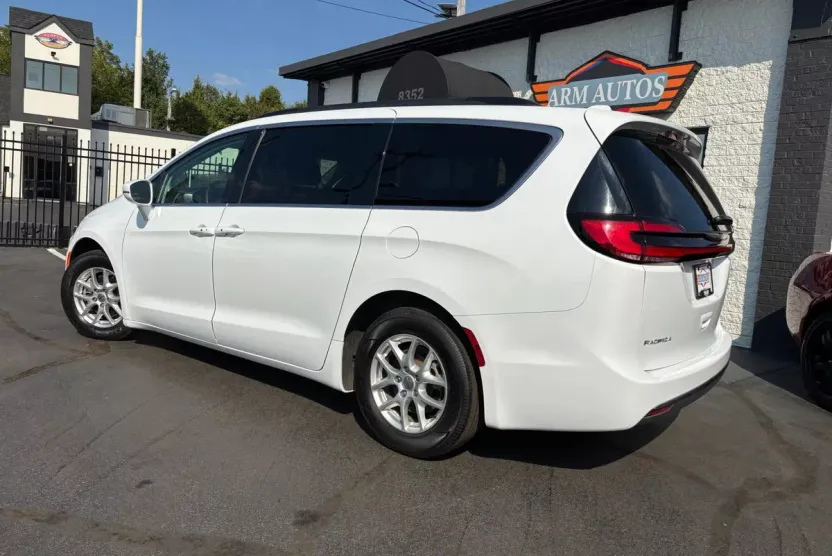 2022 Chrysler Pacifica Touring L photo 1