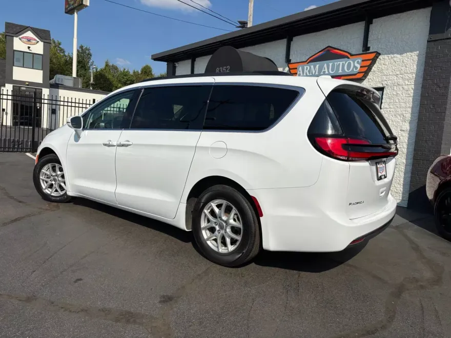2022 Chrysler Pacifica Touring L photo 1