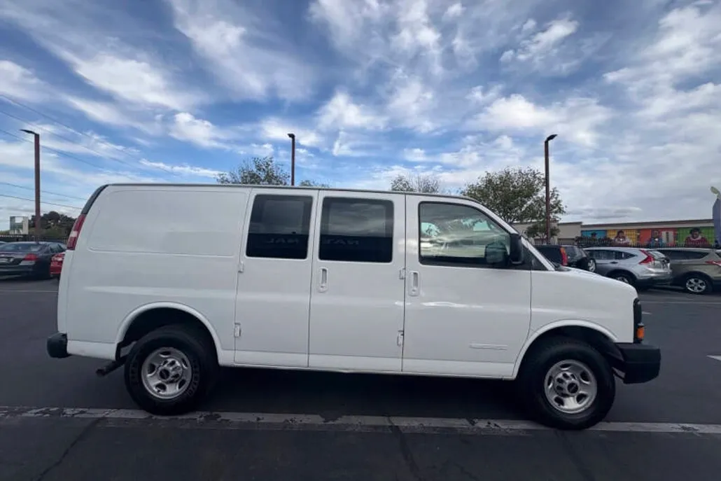 2005 Gmc Savana 2500 photo 1