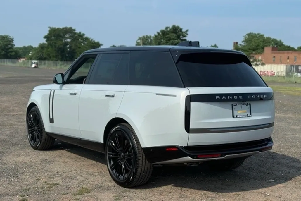 2024 Land Rover Range Rover SE photo 1