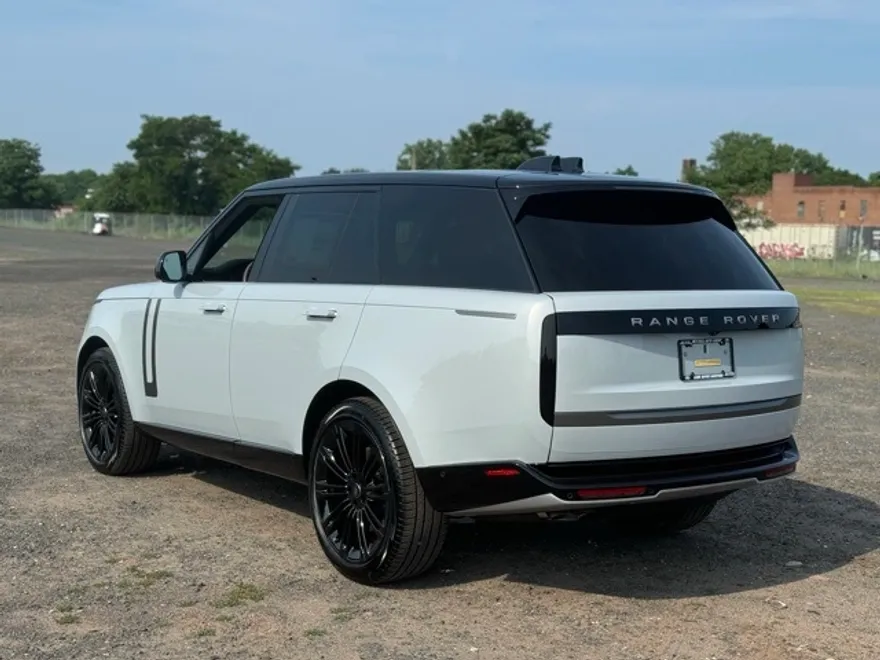 2024 Land Rover Range Rover SE photo 1