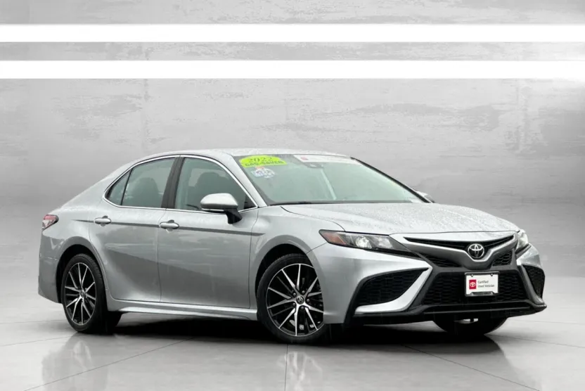 2022 Toyota Camry SE photo 1