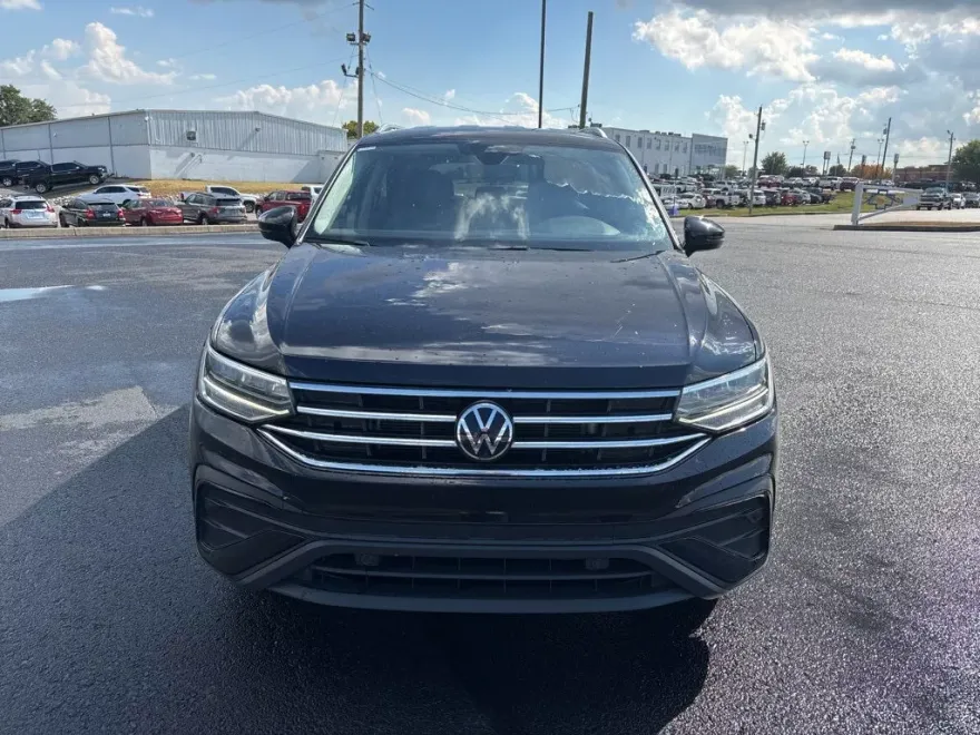 2023 Volkswagen Tiguan SE photo 1