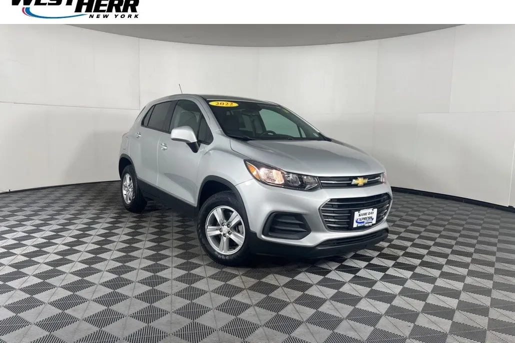2022 Chevrolet Trax LS photo 1