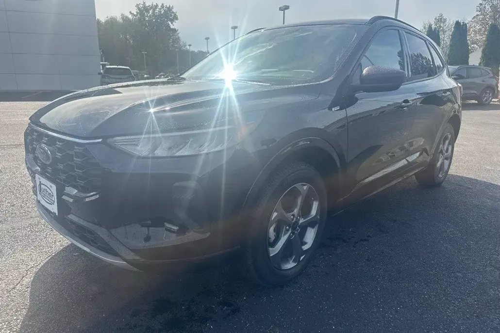 2024 Ford Escape ST-Line photo 1