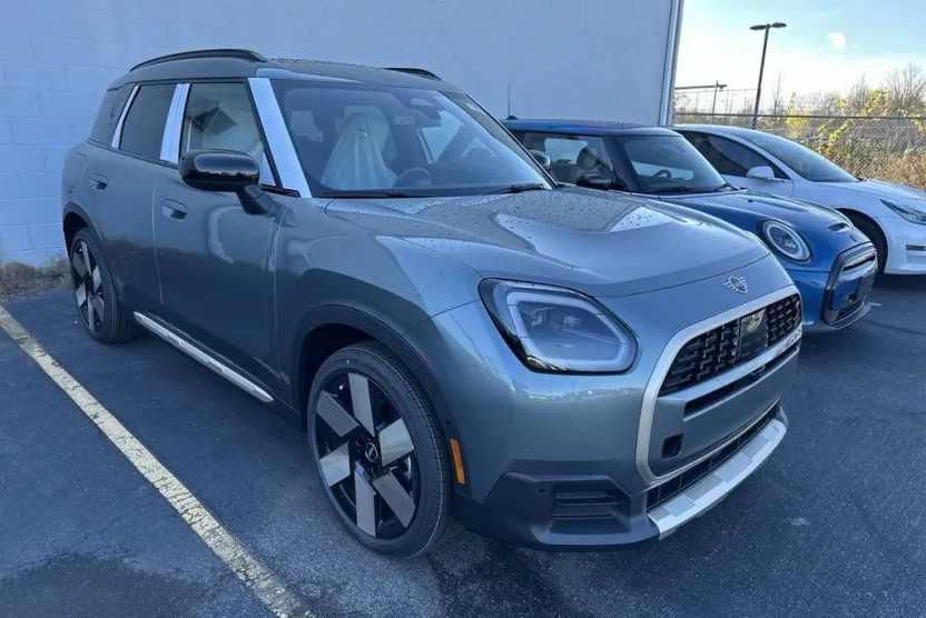 2025 Mini Cooper S ALL4 Iconic photo 1