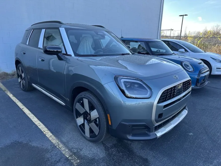 2025 Mini Cooper S ALL4 Iconic photo 1