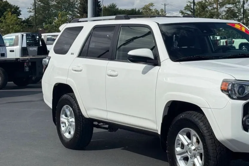 2021 Toyota 4Runner SR5 photo 1