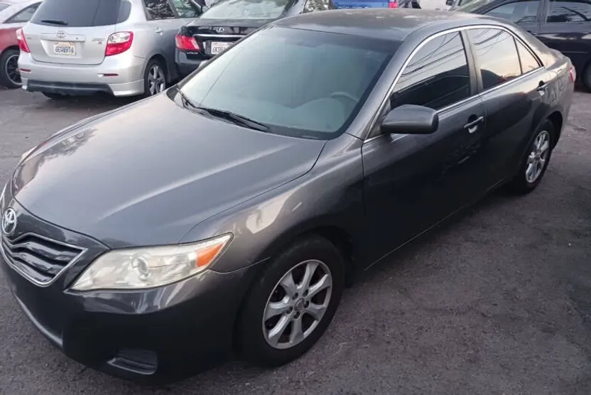 2011 Toyota Camry LE photo 1