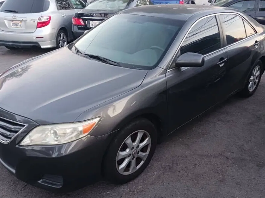 2011 Toyota Camry LE photo 1