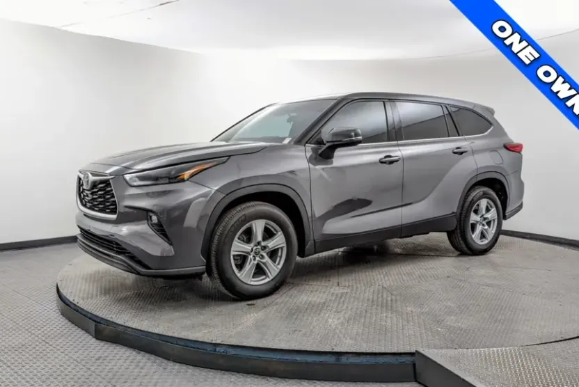 2022 Toyota Highlander LE photo 1