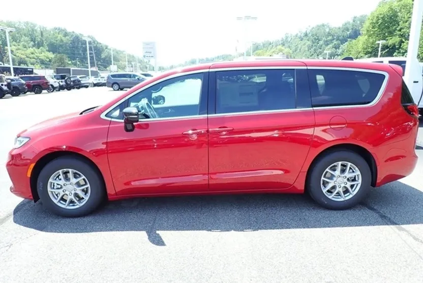 2025 Chrysler Pacifica photo 1