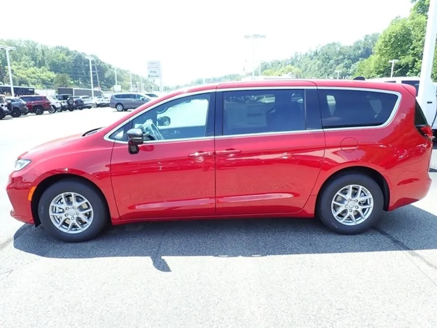 2025 Chrysler Pacifica photo 1