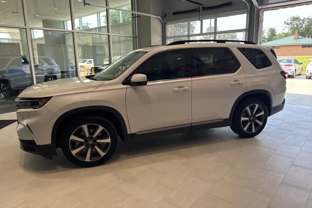 2023 Honda Pilot Touring photo 1