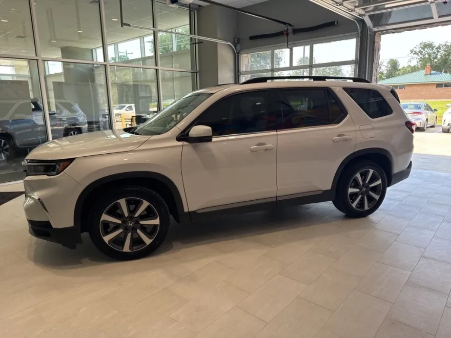 2023 Honda Pilot Touring photo 1