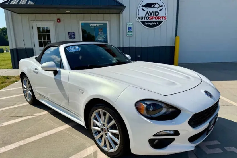 2017 Fiat 124 Spider Lusso photo 1