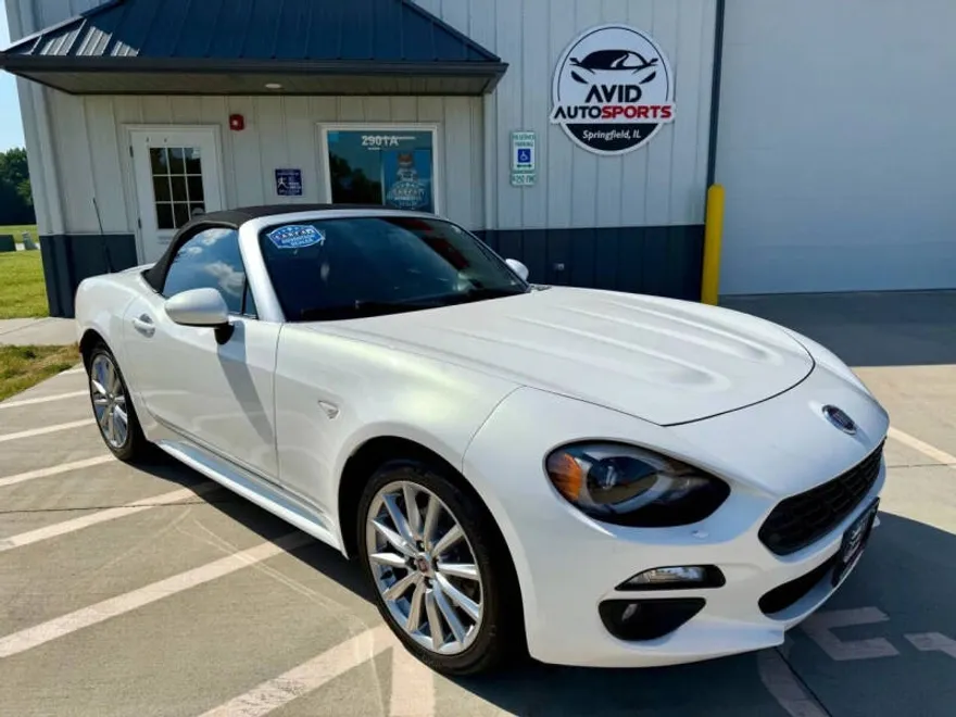 2017 Fiat 124 Spider Lusso photo 1
