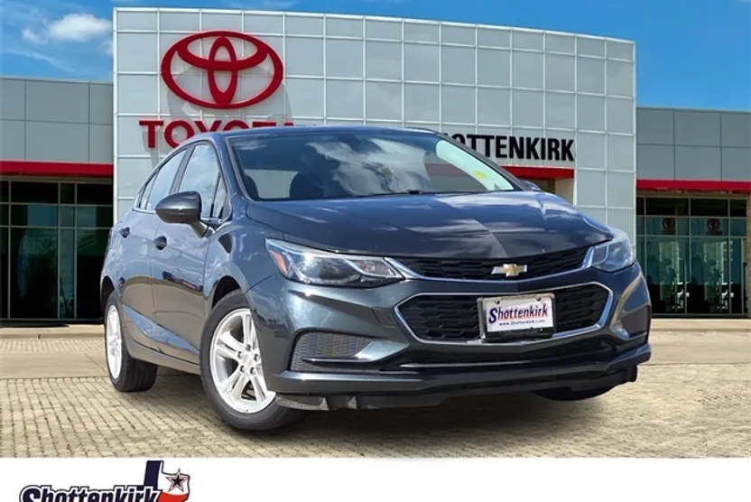 2018 Chevrolet Cruze LT photo 1