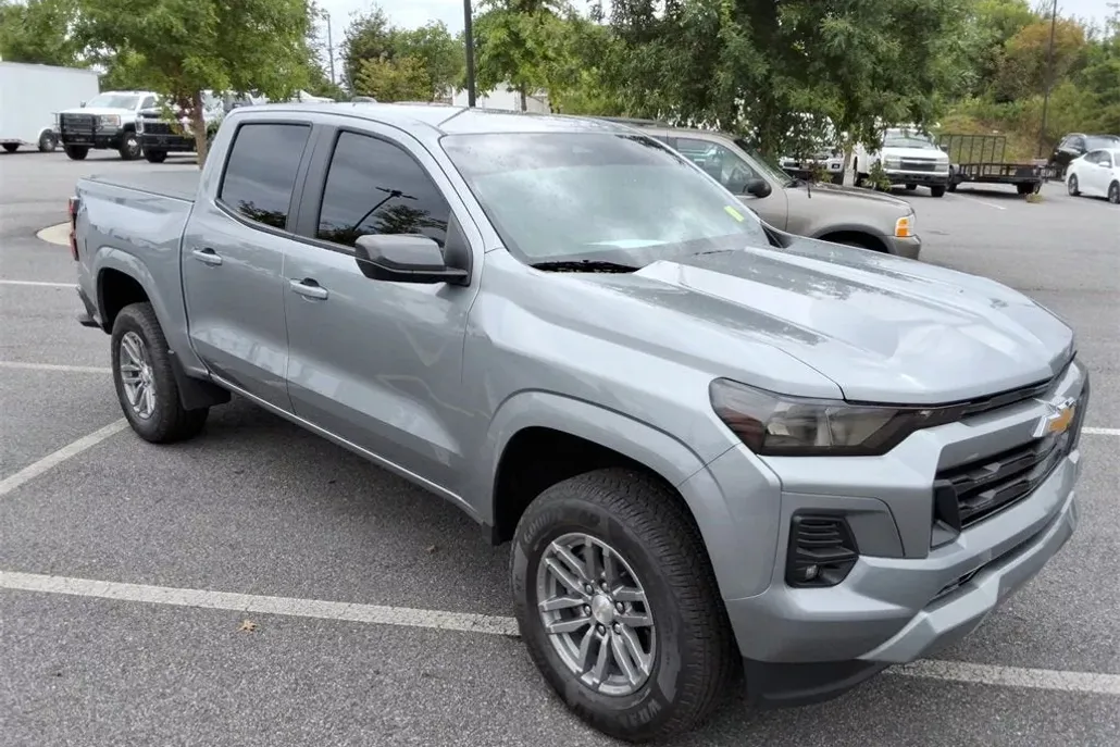 2023 Chevrolet Colorado LT photo 1
