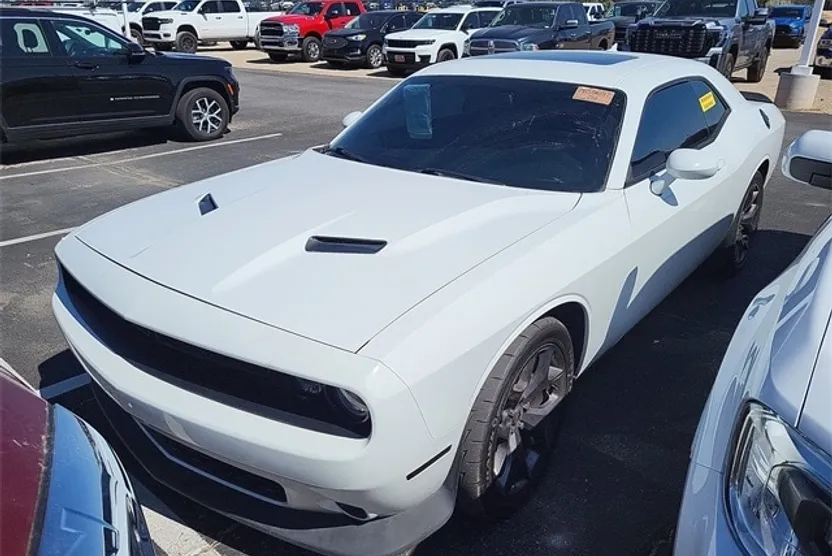 2018 Dodge Challenger SXT photo 1