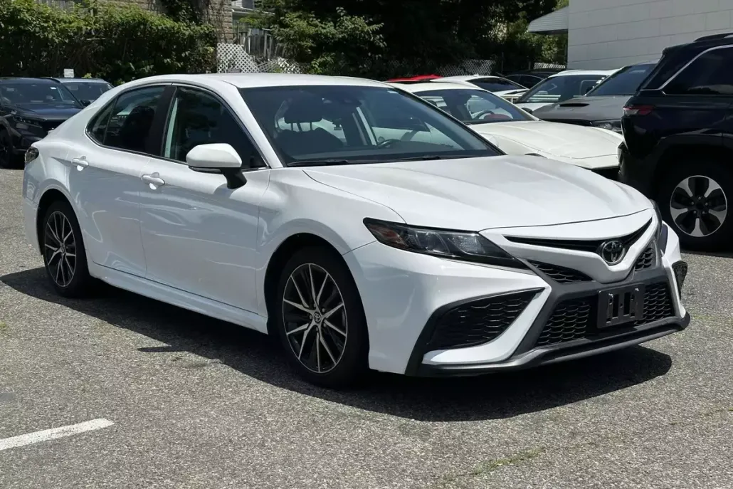 2022 Toyota Camry SE photo 1
