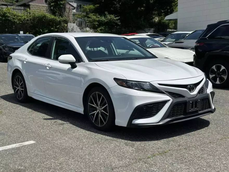 2022 Toyota Camry SE photo 1