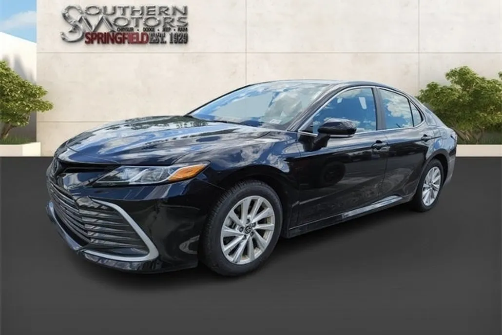 2023 Toyota Camry LE photo 1