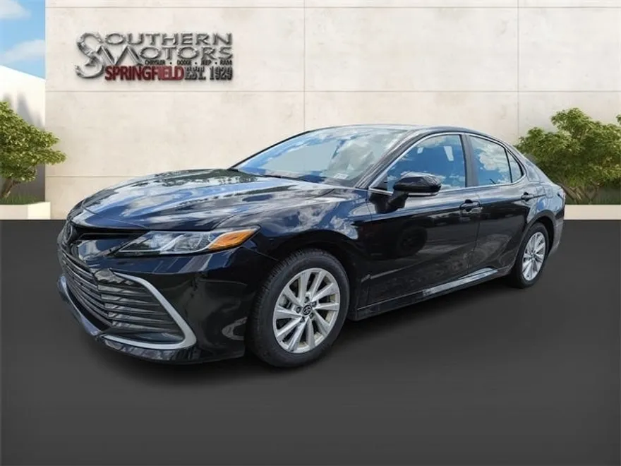 2023 Toyota Camry LE photo 1