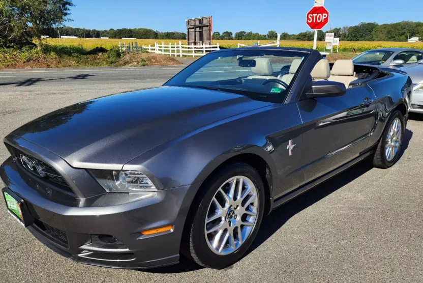 2013 Ford Mustang V6 Convertible photo 1