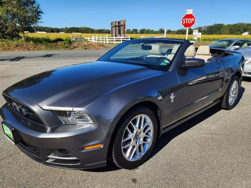 2013 Ford Mustang V6 Convertible photo 1