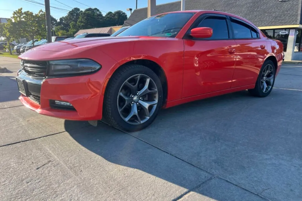 2016 Dodge Charger SXT photo 1