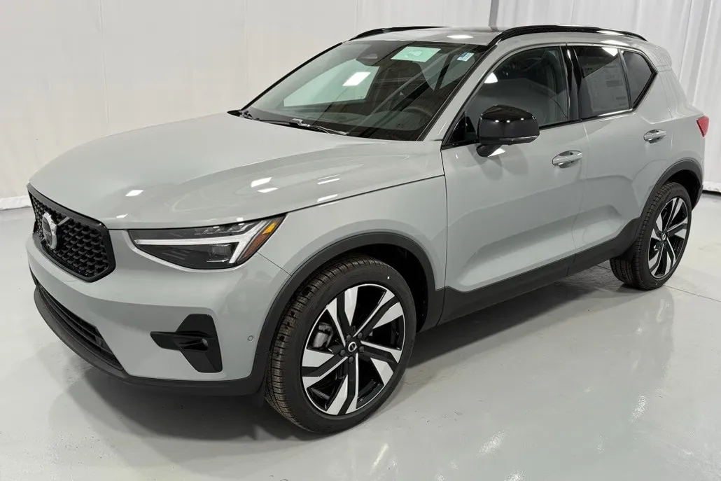2025 Volvo XC40 photo 1