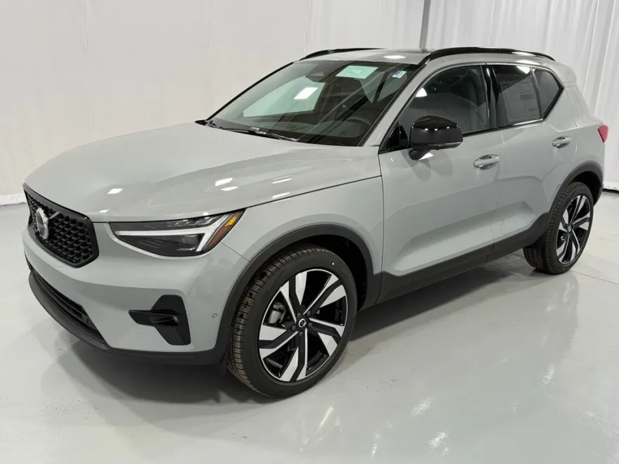 2025 Volvo XC40 photo 1