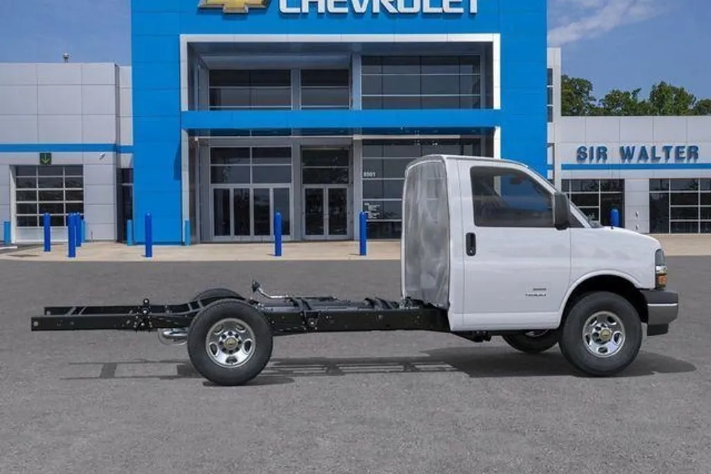 2025 Chevrolet Express Cutaway 3500 Van photo 1